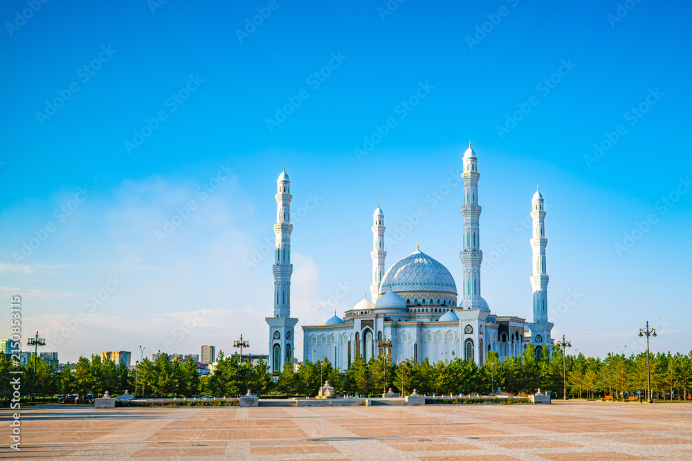 Obraz premium Grand mosque with tall minarets and dome on sunny day, Islamic architecture concept, in Astana Kazakhstan