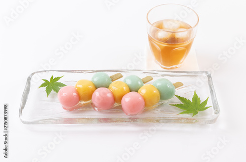 串だんごのようなあんこ玉と麦茶