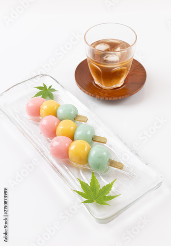 串だんごのようなあんこ玉と麦茶