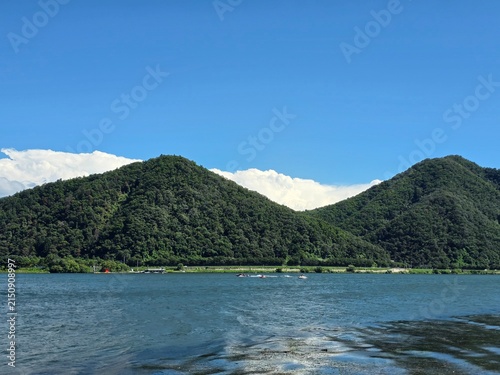 남양주 북한강이 흐르는 푸르고 맑은 여름 풍경 속 파란 하늘과 구름, 산과 강이 있는 아름다운 자연 배경