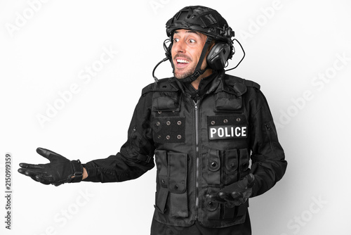 Foto SWAT caucasian man isolated on white background with surprise facial expression