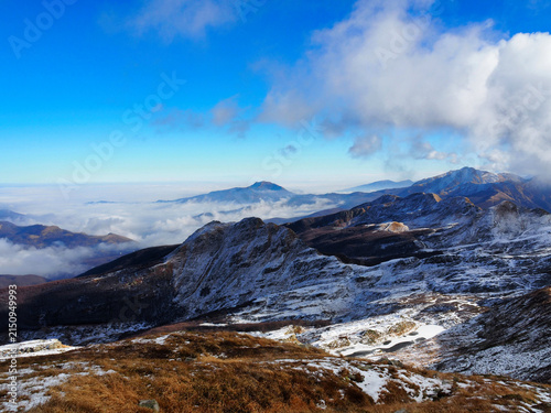 Bild auf Leinwand Panoramic view of Monte Torricella and the Apennine ridge above clouds