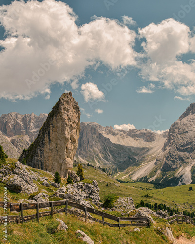 Foto Sass Rigais mountain landscape with hiking trail in Dolomites, Italy