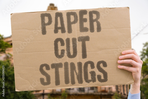 Foto "Paper cut stings" The injury feels significant despite its small size