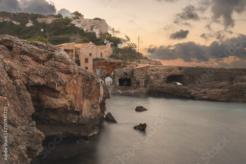 Fotografie Die Bucht von Cala s’Almunia im Süden der Uralubsinsel Mallorca zu Sonnenaufgang
