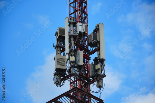 Fotografía Mobile network sector antennas and transmitters on cell tower mast