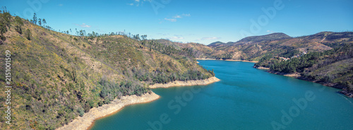 Foto Mountain landscape in early spring