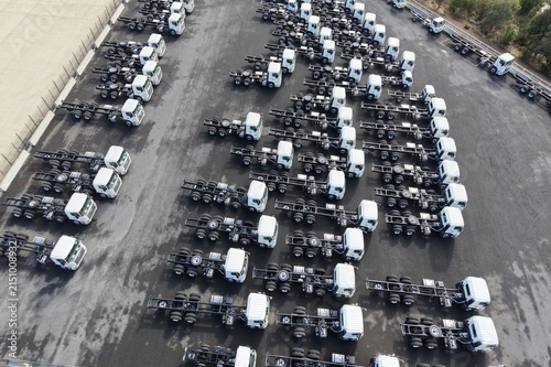 Foto New truck chassis cabs parked in rows