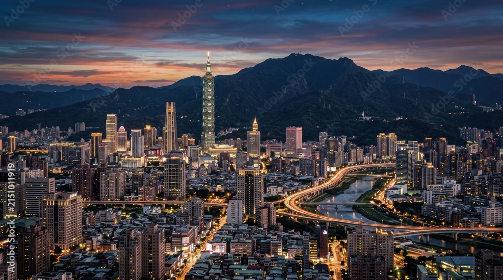 Fototapeta premium Taipei 101 Skyscraper Cityscape at Dusk with Mountain Backdrop.