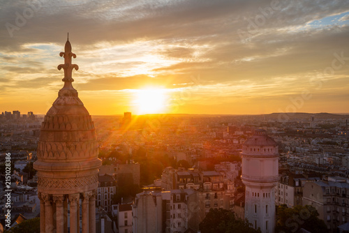 Fotografía Sunset scenery of the Sacré-Cœur Basilica and the city in Paris, France