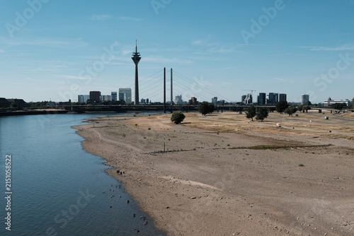 Blick über den Rhein bei Düsseldorf bei sehr niedrigem Wasser wegen Trockenheit