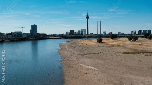 Cuadro en lienzo Blick über den Rhein bei Düsseldorf bei sehr niedrigem Wasser wegen Trockenheit
