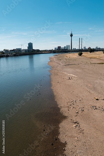 Blick über den Rhein bei Düsseldorf bei sehr niedrigem Wasser wegen Trockenheit