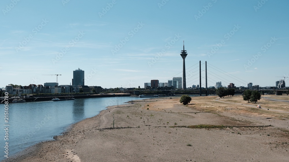 Fototapeta premium Blick über den Rhein bei Düsseldorf bei sehr niedrigem Wasser wegen Trockenheit