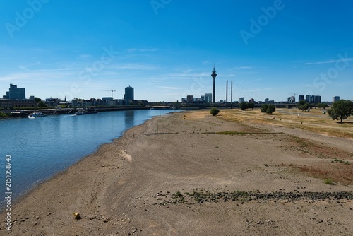 Blick über den Rhein bei Düsseldorf bei sehr niedrigem Wasser wegen Trockenheit