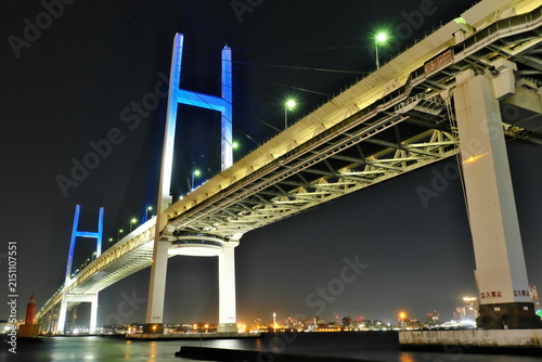 Obraz na płótnie 大黒ふ頭から見上げるライトアップされた横浜ベイブリッジの夜景。港湾物流や都市インフラをイメージするロケーション素材