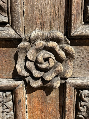 Détail architectural d’une porte ancienne en bois à Saint-Avold en Lorraine, France