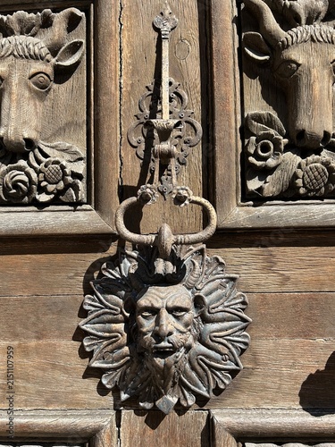 Heurtoir ancien sur une porte en bois du XVIIIe siècle à Saint-Avold, France