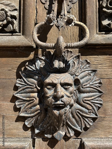 Heurtoir ancien sur une porte en bois du XVIIIe siècle à Saint-Avold, France