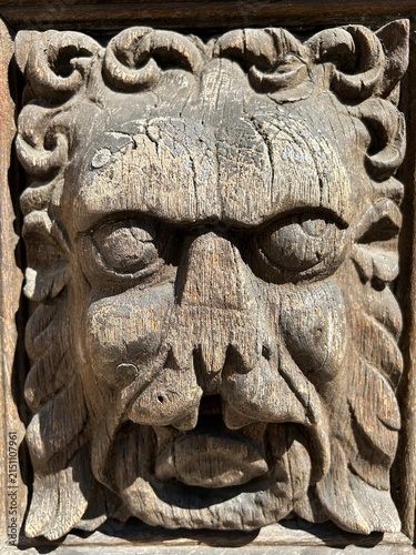 Détail architectural d’une porte ancienne en bois à Saint-Avold en Lorraine, France