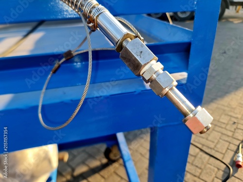 Cuadro en lienzo High-Pressure Hose Safety Restraint Cable Attached to Metal Quick Disconnect Fit
