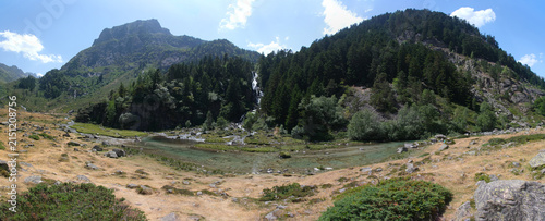 Vue panoramique de la cascade de Doumblas, Hautes-Pyrénées, France, Europe