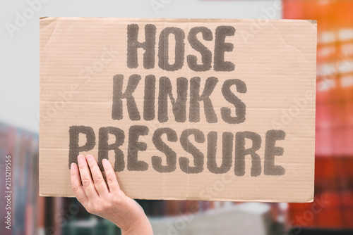 Bild auf Leinwand "Hose kinks pressure" The water flow fails right when it's needed most