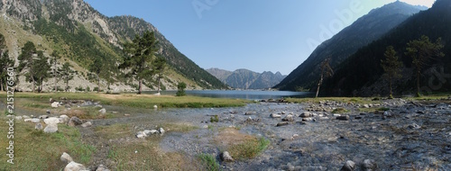 Vue panoramique du lac de Gaube depuis la zone humide au Sud, Hautes-Pyrénées, France, Europe