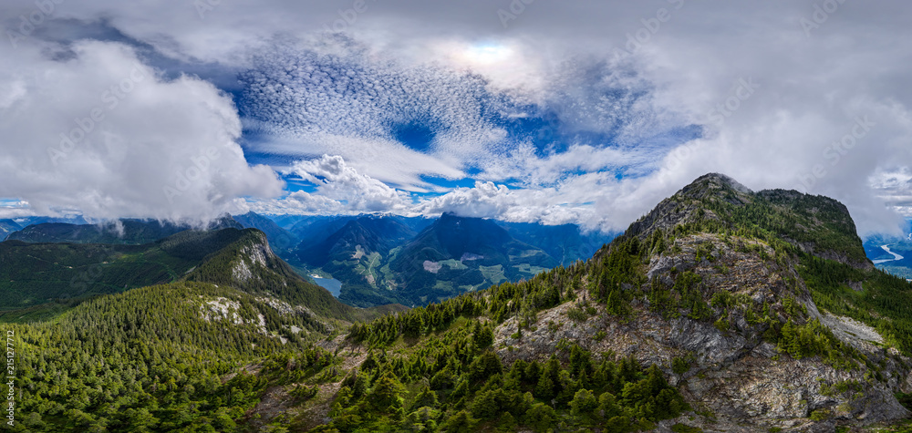 Obraz premium Panoramic Mountain Landscape Over Lush Forests and Valleys Near Hope, British Columbia, Canada