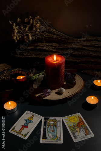 Foto dimly lit mystical tarot card reading with candles and dried herbs on wooden tab