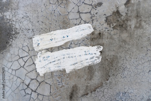 Fotografía White brushstrokes on cracked concrete surface
