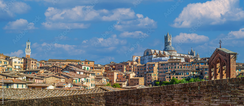 Fototapeta premium Siena, Province of Siena, Italy. Panoramic view of the old medieval city of Siena, also called the open-air museum city of Italy. In the background the Siena Cathedral (Duomo di Siena).