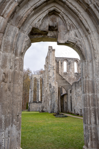 Kloster Walkenried im Südharz, Mittelalterliche Steinruine mit gotischen Spitzbogenfenstern