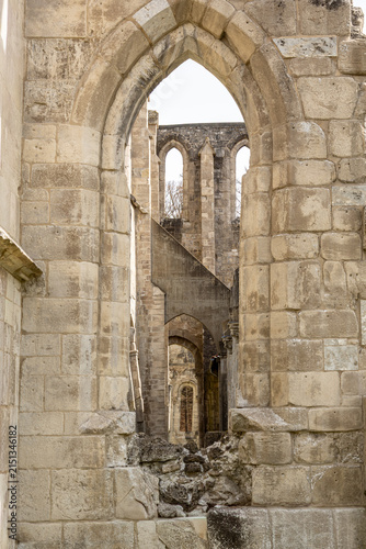 Kloster Walkenried im Südharz, Mittelalterliche Steinruine mit gotischen Spitzbogenfenstern