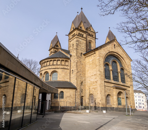 Die evangelische Kreuzkirche, eine Basilika im Neuromanischen Stil in Düsseldorf Pempelfort