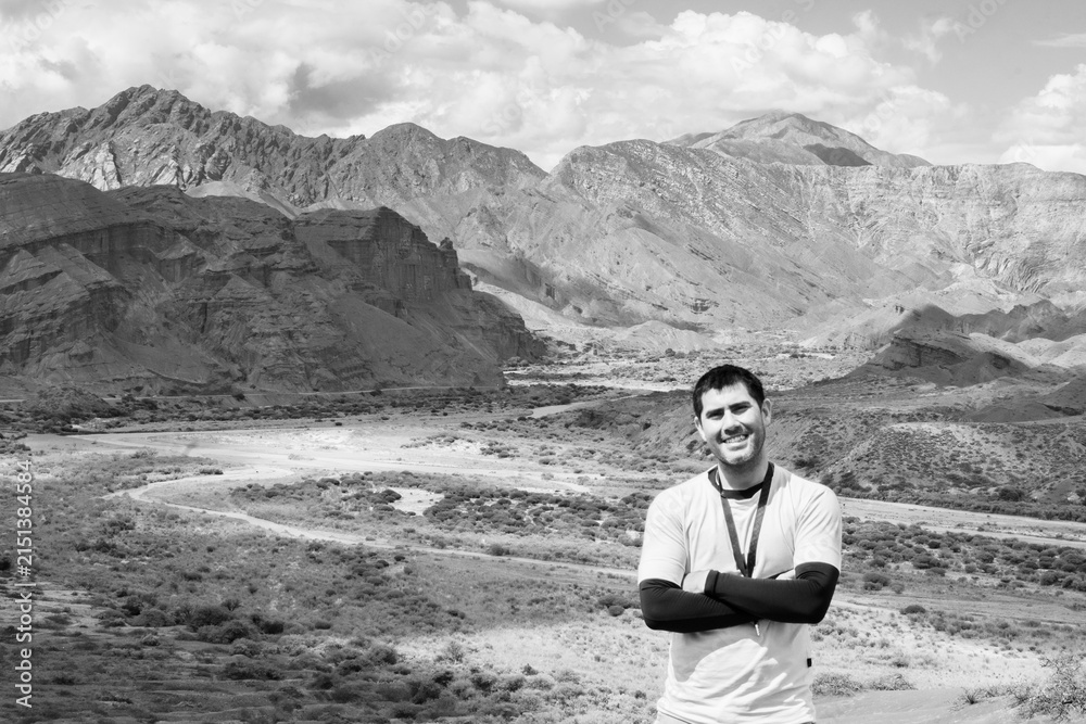 Fototapeta premium Joven motociclista contemplando el paisaje de la Quebrada de las Conchas en Salta, Argentina