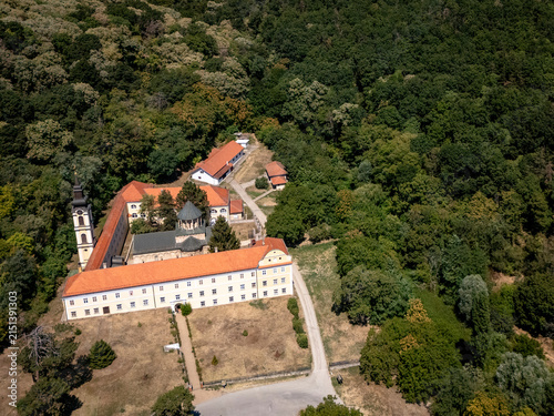 Foto Aerial View of Novo Hopovo Monastery on Fruska Gora, Serbia