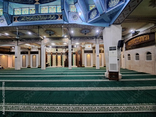 Quadro su tela Quiet Interior of Al Jihad Mosque Medan After Dhuhr Congregational Prayer