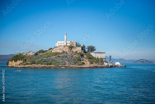 Fotografía View of Alcatraz Island in California during a clear day with blue sky and calm