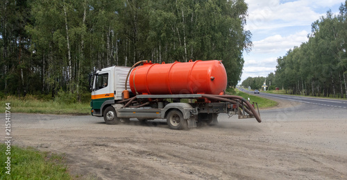 Cuadro en lienzo Sewage truck turns onto the road to a farm