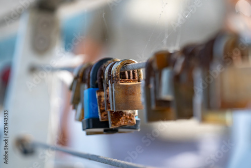 Obraz na płótnie Rusty love locks attached to a railing with shallow depth of field