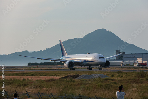 夕空の下に広がる松山空港