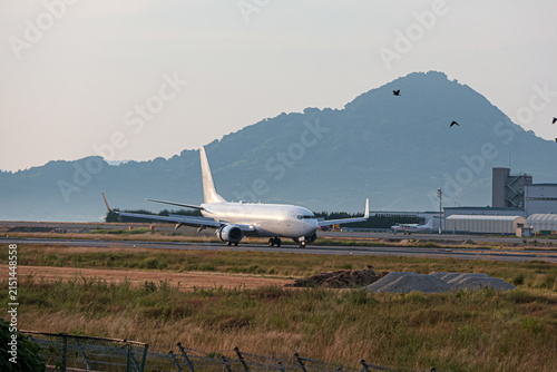 松山空港の黄金色に輝く夏の夕暮れ