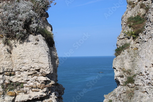 Konstfotografi Open sea framed between two chalk cliff faces at Etretat