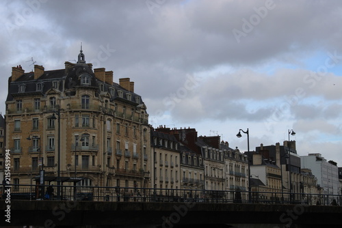Cuadro en lienzo Quayside townhouses along the Vilaine under grey cloud, Rennes