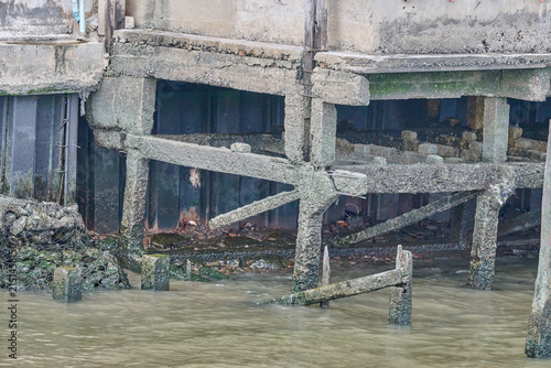 Foto decaying concrete pier