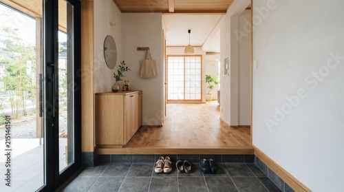 和モダンな住宅の玄関インテリア