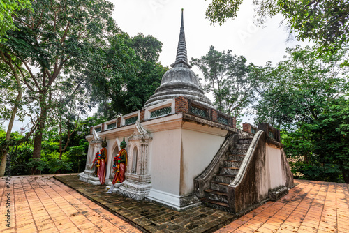 Fotografía The backdrop to this Buddhist religious site on Koh Yo, Songkhla, Thailand, incl