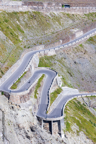 Konstfotografi Cyclists and bus traverse winding mountain switchbacks