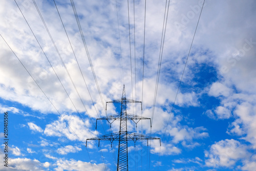 Fotografía Electric transmission pylon and overhead power lines